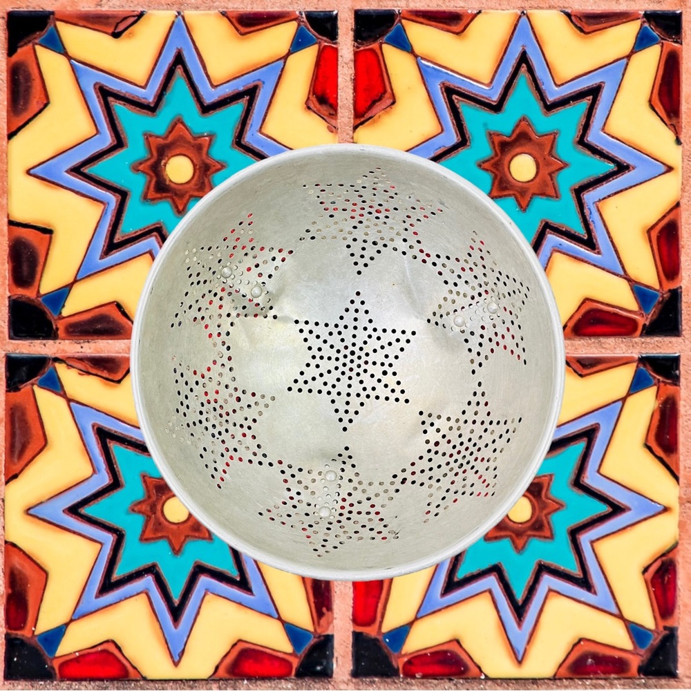 A Vintage colander with 6-sided star Pattern - Picture 2 of 8